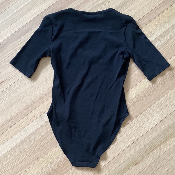 EUC H&M black low cut Bodysuit with 3/4 sleeves - Picture 4 of 5